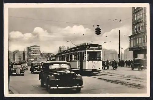 AK Berlin, Am Alexanderplatz, Strassenpartie mit Strassenbahn und Autos