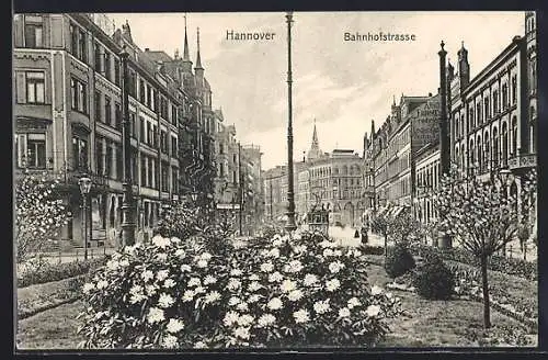 AK Hannover, Bahnhofstrasse mit Geschäften und Strassenbahn