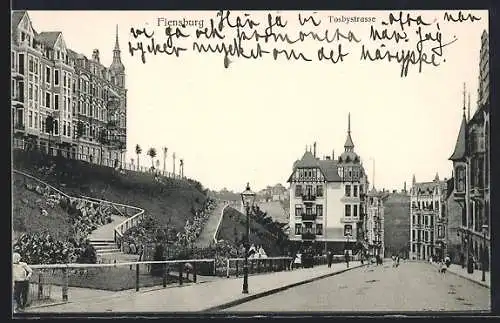 AK Flensburg, Tosbystrasse mit Hügel-Anlage und Turmgebäuden