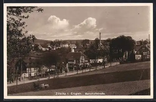 AK Zöblitz i. Erzgeb., Bahnhofstrasse und Ort, von einem Acker gesehen, mit Pferdewagen
