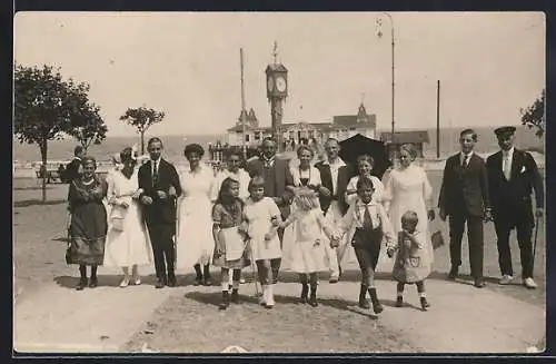 Foto-AK Ahlbeck /Ostsee, Festlich gekleidete Gruppe mit Kindern vor der Seebrücke