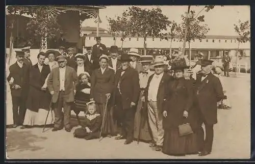 Foto-AK Ahlbeck /Ostsee, Gruppe mit Kind am Konzertplatz
