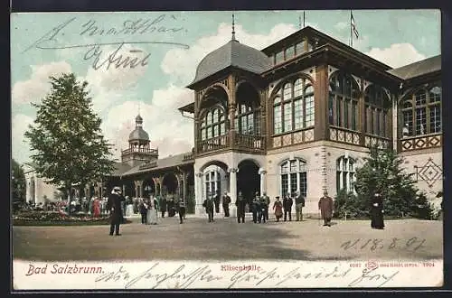 AK Bad Salzbrunn, Elisenhalle mit Spaziergängern