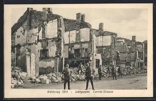 AK Longuyon, Carnot-Strasse mit Soldaten