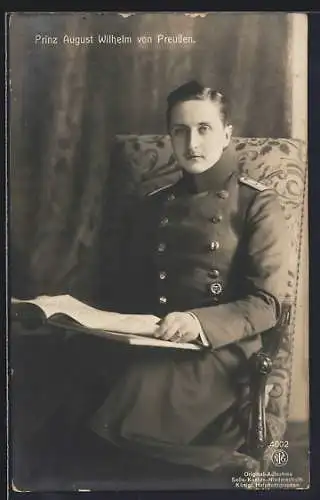 AK Prinz August Wilhelm von Preussen bei der Lektüre