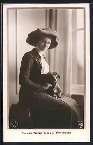 AK Prinzessin Victoria Louise Herzogin von Braunschweig und Lüneburg mit einem Hund auf dem Schoss