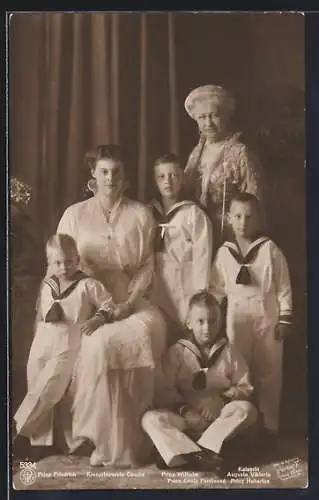 AK Die Söhne des Kronprinzen Wilhelm von Preussen mit ihrer Mutter und Grossmutter