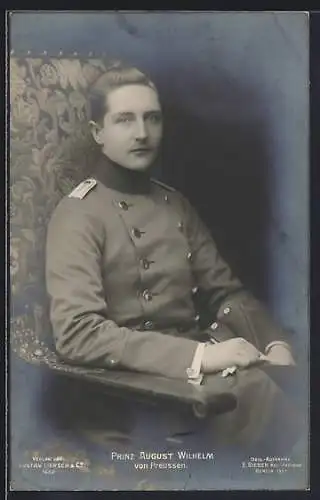 AK Prinz August Wilhelm von Preussen in einem Lehnstuhl