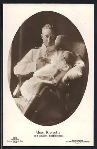 AK Kronprinz Wilhelm in weisser Uniform mit Töchterchen im Arm