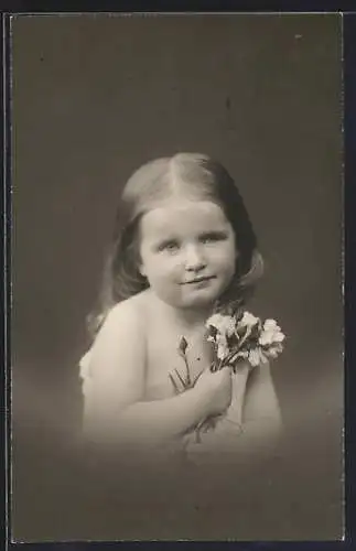 Foto-AK Kleines Mädchen mit Blumenstrauss