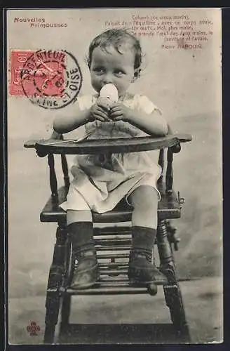 AK Kleinkind mit einem Frühstücksei auf einem Kinderstuhl