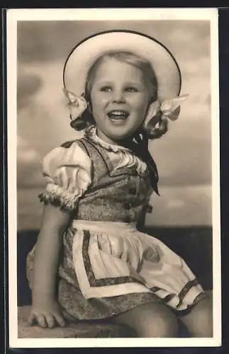 AK Kleines Dirndl-Mädchen mit Strohhut am Meer