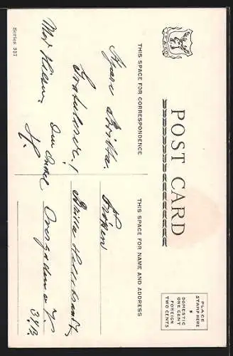 AK Kleine Dame pudert ihr Gesicht vor dem Spiegel