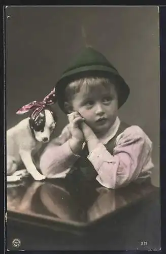 AK Knabe mit Tirolerhut und kleiner Hund mit Schleife