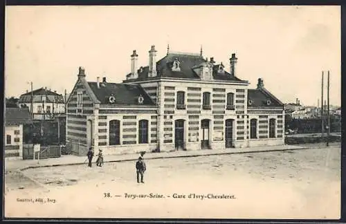 AK Ivry-sur-Seine, Gare d`Ivry-Chevaleret, Bahnhof mit Passanten
