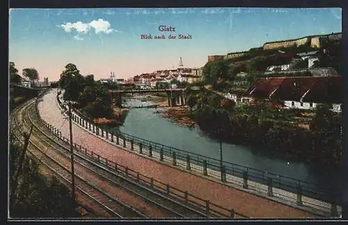 AK Glatz, Stadtansicht mit Bahnschienen und Brücke