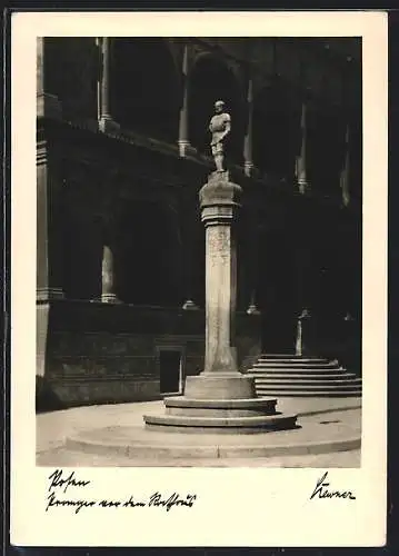 AK Posen / Poznan, Figur vor dem Rathaus