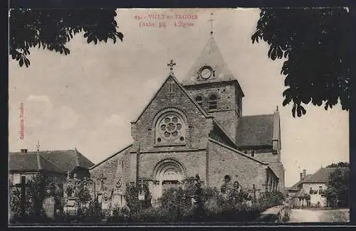 AK Villy-en-Trodes, L`Église et son parvis verdoyant