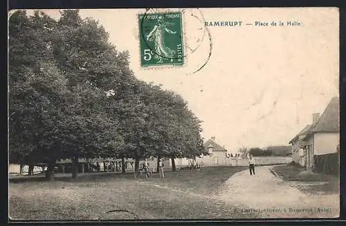 AK Ramerupt, Place de la Halle avec arbres et cyclistes