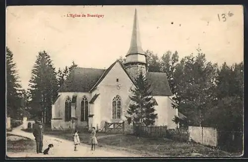 AK Brantigny, L`Église avec des enfants jouant à l`avant-plan