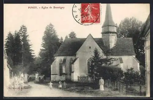 AK Piney, Église de Brantigny et scène villageoise avec habitants