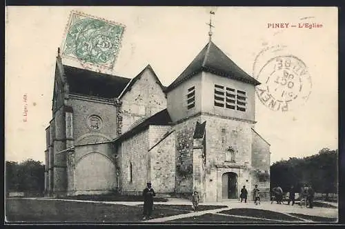 AK Piney, L`église avec visiteurs et cheval devant l`entrée