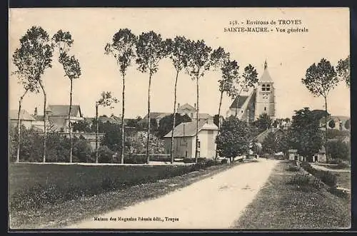 AK Sainte-Maure, Vue générale avec église et rangée d`arbres