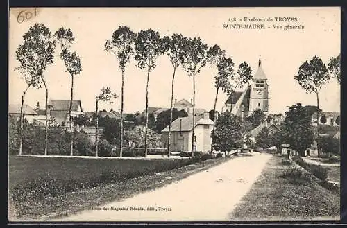AK Sainte-Maure, Vue générale avec église et route bordée d`arbres