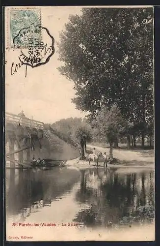 AK St-Parres-lès-Vaudes, La Seine et le pont en bois avec promeneurs au bord de l`eau