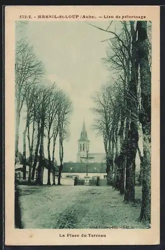 AK Mesnil-Saint-Loup, La Place du Terreau et l`église en arrière-plan
