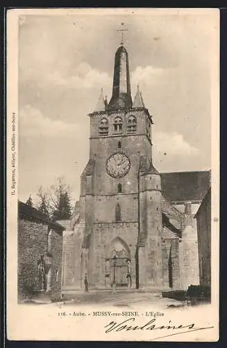 AK Mussy-sur-Seine, L`église avec son clocher imposant et son horloge centrale