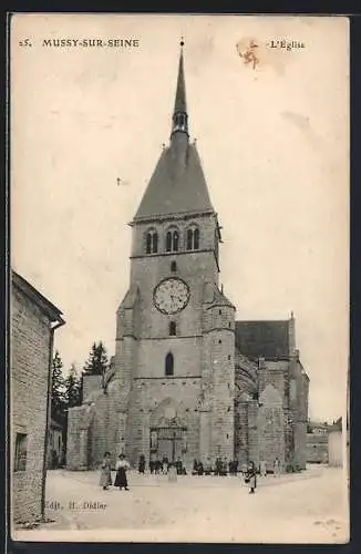 AK Mussy-sur-Seine, L`Église avec des villageois devant la facade