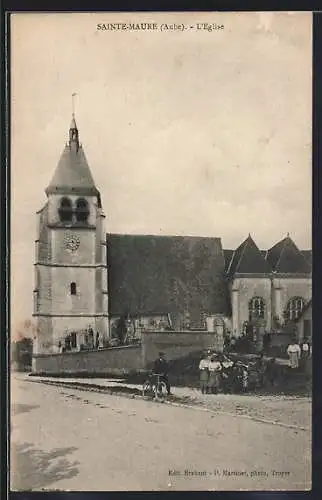 AK Sainte-Maure, L`Église avec des habitants devant le bâtiment
