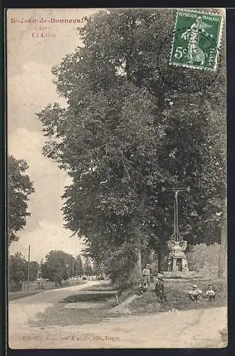 AK Saint-Jean-de-Bonneval, La Croix et l`allée ombragée