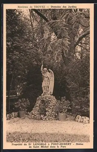AK Pont-Hubert, Statue de Saint Michel dans le parc du Domaine des Jardins