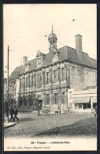 AK Troyes, L`Hôtel-de-Ville avec passants et calèche sur la place