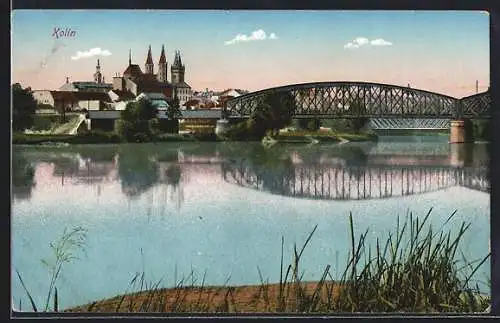AK Kolin, Blick über Wasser auf die Stadt, Brücke