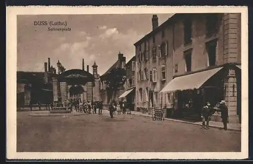 AK Duss i. Lothr., Passanten am Salinenplatz
