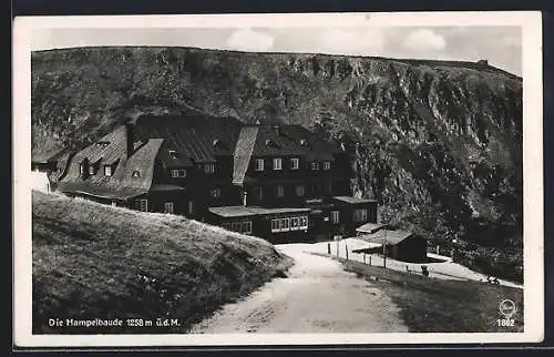 AK Hampelbaude, Berghütte im Riesengebirge, im Hintergrund die Prinz Heinrich Baude