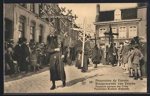 AK Furnes, Procession, Pénitents portant des Croix