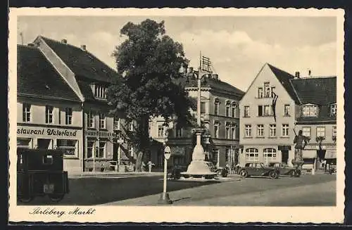 AK Perleberg, Restaurant Vaterland und Löwen-Apotheke am Markt, parkende Autos