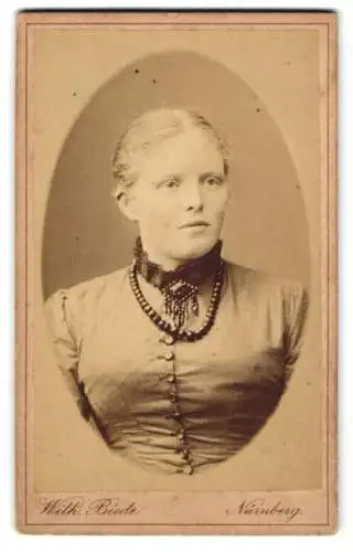 Fotografie Wilh. Biede, Nürnberg, vor dem Wöhrder Thor, Porträt einer Frau