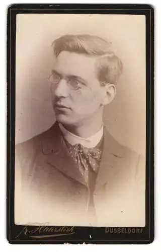 Fotografie Fr. Haarstick, Düsseldorf, Victoria-Str. 14, Porträt eines jungen Mannes