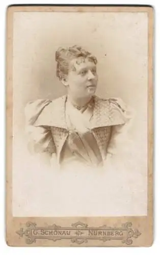 Fotografie G. Schönau, Nürnberg, Bayreuther Str. 20, Damenportrait mit elegantem Kleid