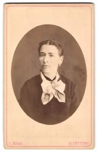 Fotografie J. Niggl, Altötting, Portrait einer Dame mit Schleife