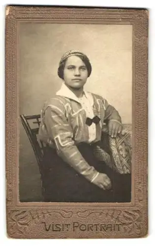 Fotografie unbekannter Fotograf und Ort, Sitzende Dame in modischer Kleidung