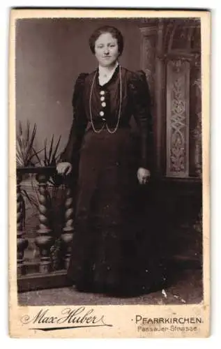 Fotografie Max Huber, Pfarrkirchen, Passauer Strasse, Frau in elegantem Kleid