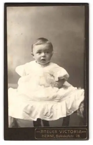 Fotografie Atelier Victoria, Herne, Bahnhofstr. 78, Porträt eines Kleinkindes