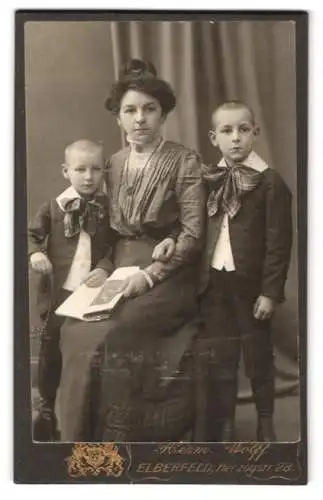Fotografie Herm. & Wolff, Elberfeld, Herzogstr. 28, Mutter mit zwei Jungen