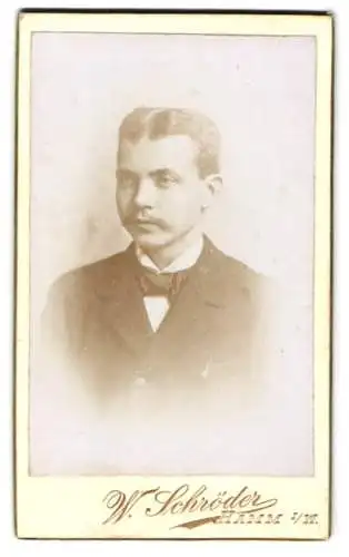 Fotografie W. Schröder, Hamm i. W., Porträt eines jungen Mannes